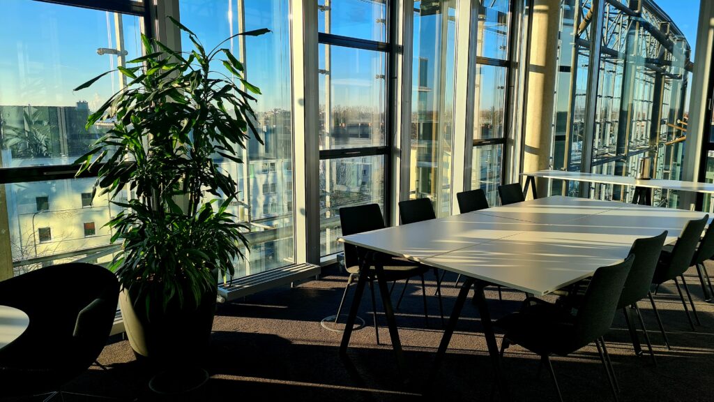 Moderner Veranstaltungsraum mit Blick auf den Kölner Dom – Reguvis Akademie