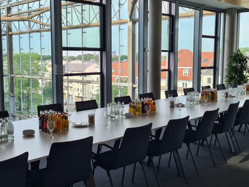 Moderner Veranstaltungsraum mit Blick auf den Kölner Dom – Reguvis Akademie