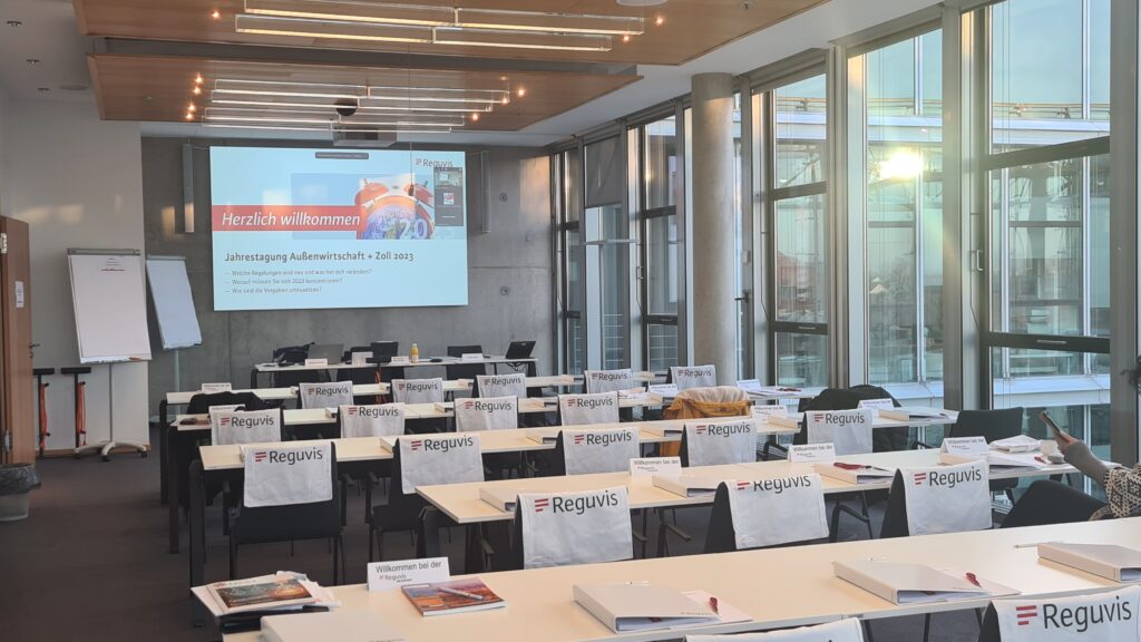 Moderner Veranstaltungsraum mit Blick auf den Kölner Dom – Reguvis Akademie